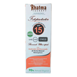Protector solar rápido Rhatma Therapy FPS 15 en caja, branding Rhatma Therapy, SPF 15 y 70% ingredientes naturales orgánicos.