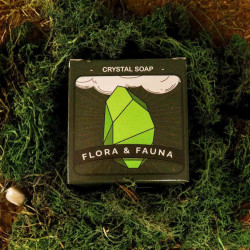 Jabón Elemental Cristal Tierra de Flora & Fauna: caja negra con un cristal verde y montañas, sobre musgo verde. 100 gramos.