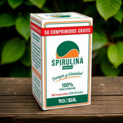 Caja de Spirulina Tongil con etiqueta verde y naranja, promocionando 50 comprimidos gratis, sobre fondo vegetal.