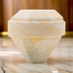 Bomba de baño con piedras blancas y doradas en forma de gema, tamaño 190 g, de Ancient Wisdom.