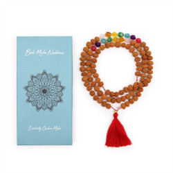 Collar Bali Mala - Aura Chakra: collar de cuentas de madera con colgante rojo y colgante de cinta, junto a caja azul con diseño