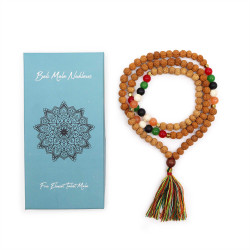 Collar Bali Mala de rudraksha, con cuentas multicolor y colgante de borla, presentado junto a su caja azul. Ideal para energizar