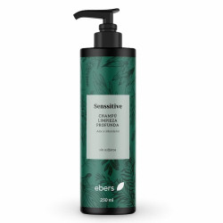 Champú de 250 ml Sensitive de Ebers, con árbol de té y aloe vera, botella verde con dispensador negro y etiqueta central.